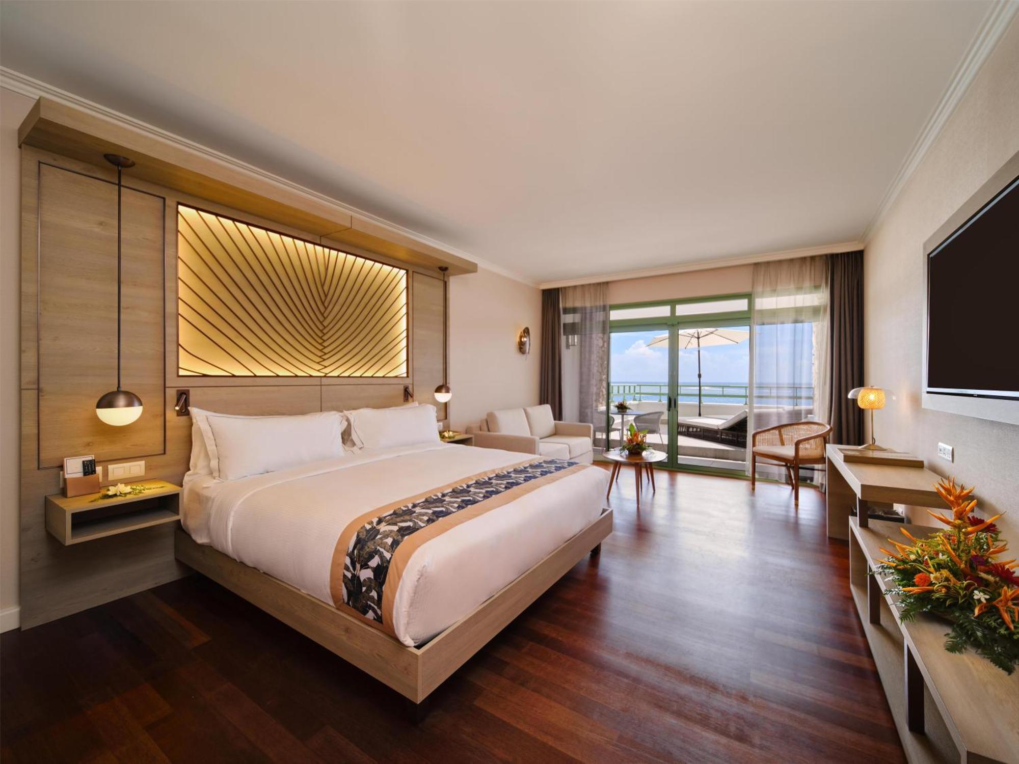 Habitación con cama extragrande y balcón grande